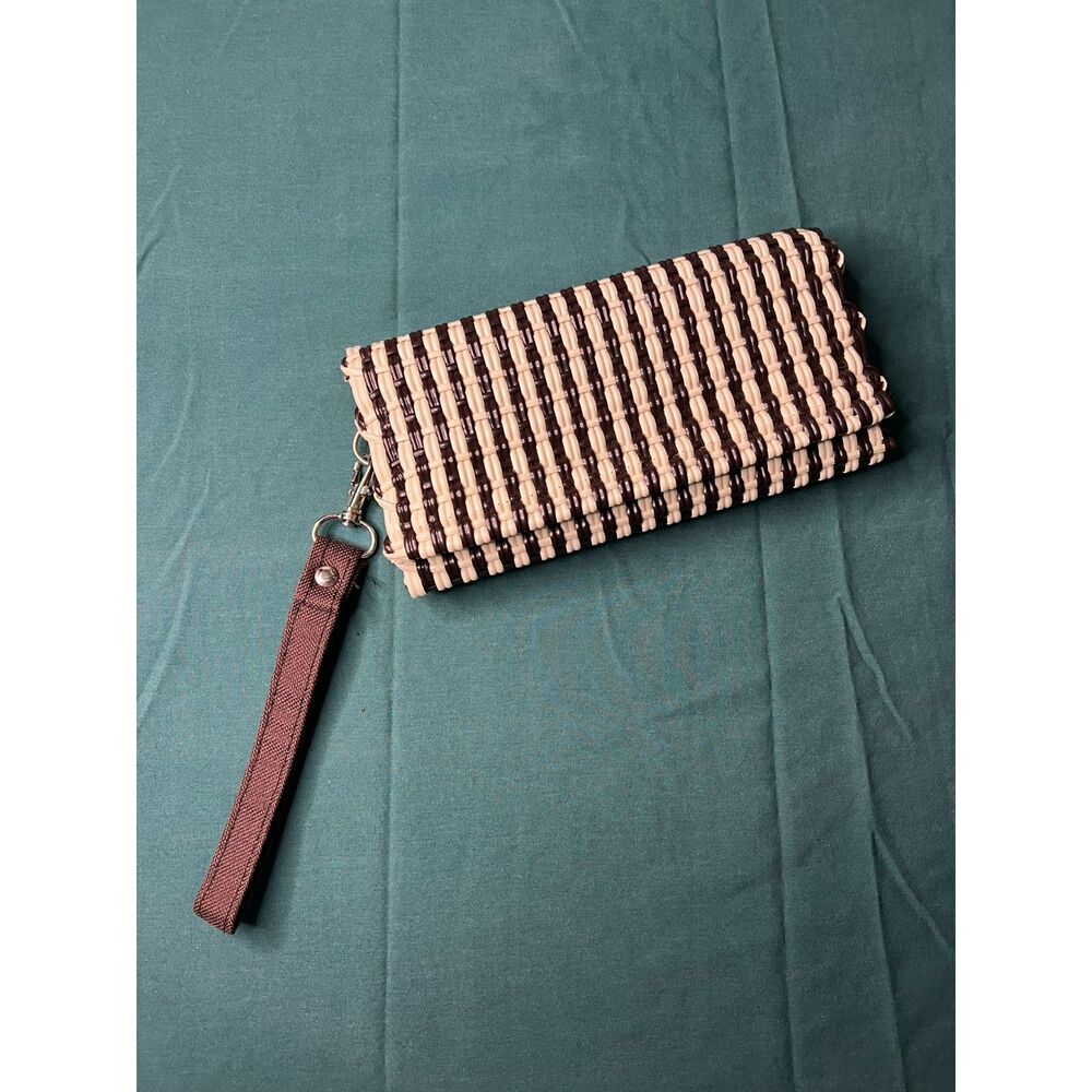 Creme and Black Plastic Rattan Trifold Wallet - Picture 2 of 5